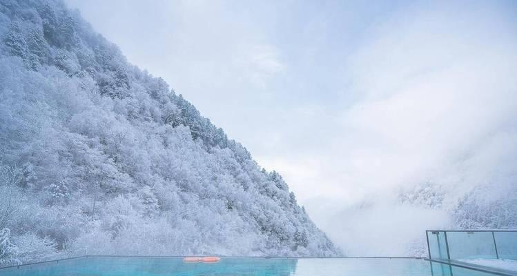 雪山滑雪大冒险（探索未知极地冰域）